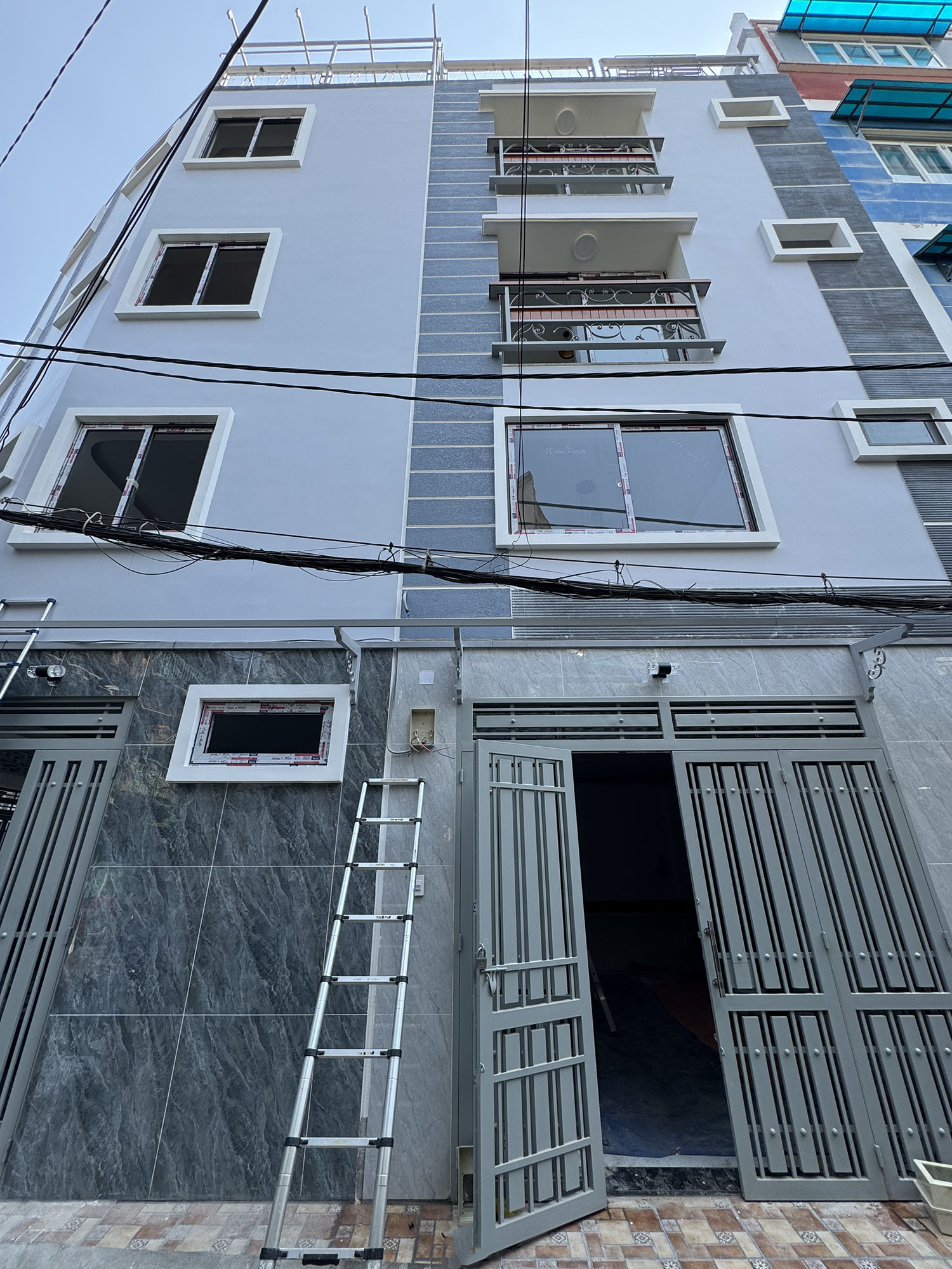 Tuyệt phẩm biệt thự mini 3 lầu, góc 2 mặt tiền hẻm 2 xe hơi 7 chỗ tránh nhau khu VIP Đặng Văn Ngữ